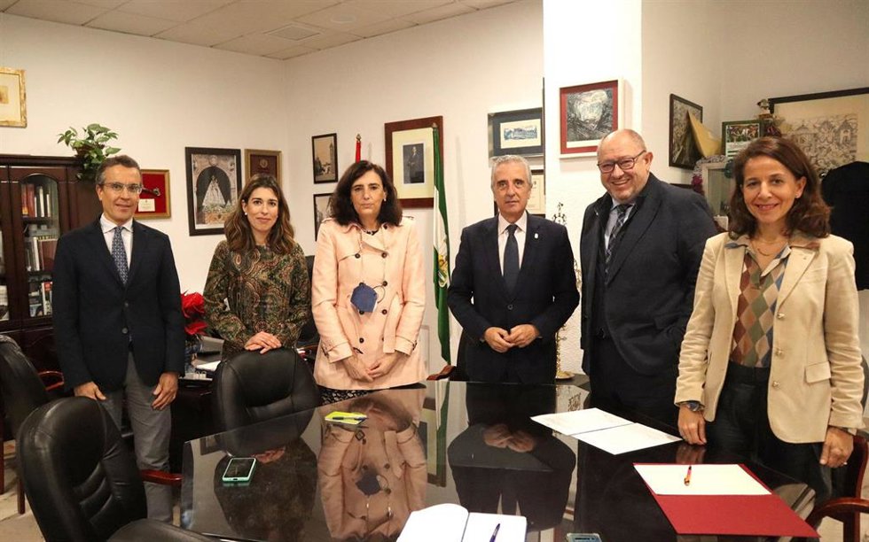 El alcalde de Lucena, Juan Pérez (tercero por la izda.) y el rector de la UCO, Manuel Torralbo (segundo), durante el encuentro mantenido.