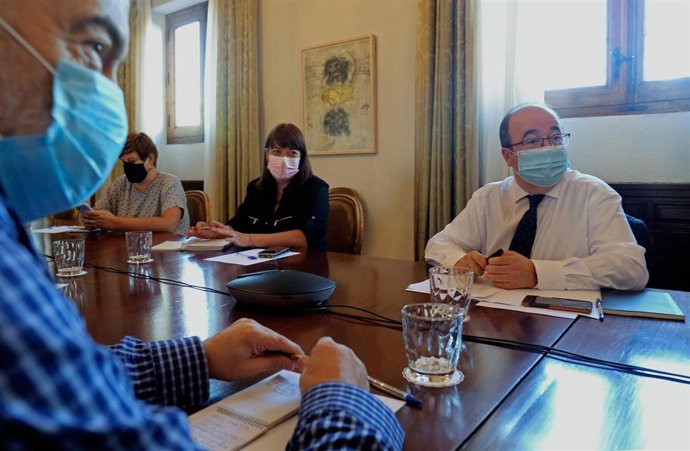 Archivo - El ministro de Cultura y Deporte, Miquel Iceta, en una reunión con representantes del sector autoral