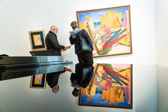 Archivo - Dos personas frente a una de las obras de la exposición En el ojo del huracán, en el Museo Nacional Thyssen-Bornemisza