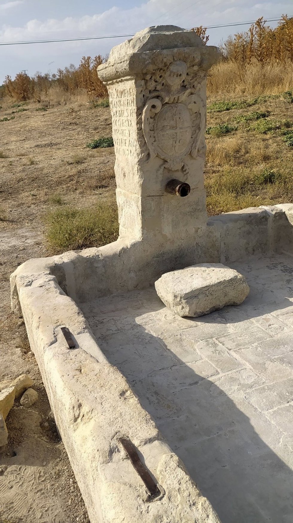 Pilar de la fuente del Cortijo Grande de Lucena tras la última actuación municipal en 2021.