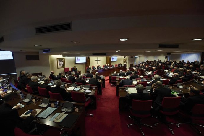 Archivo - Reunión de obispos en la Conferencia Episcopal Española.