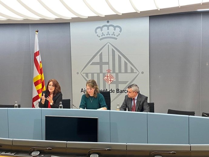 Las tenientes de alcalde de Barcelona Laia Bonet y Janet Sanz y el presidente del Gremi de Garatges de Barcelona, Xavier Ferrer, en rueda de prensa.