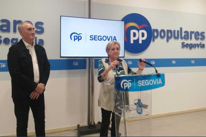 La presidenta del PP de Segovia, Paloma Sanz, junto al candidato a la Alcaldía de la capital, José Mazarías.