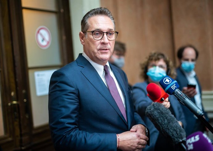 Archivo - 27 August 2021, Austria, Vienna: Heinz-Christian Strache, former Vice-Chancellor of Austria, speaks to the media after attending a hearing at the Vienna Regional Court where he was found guilty of bribery and given a suspended prison term of 1