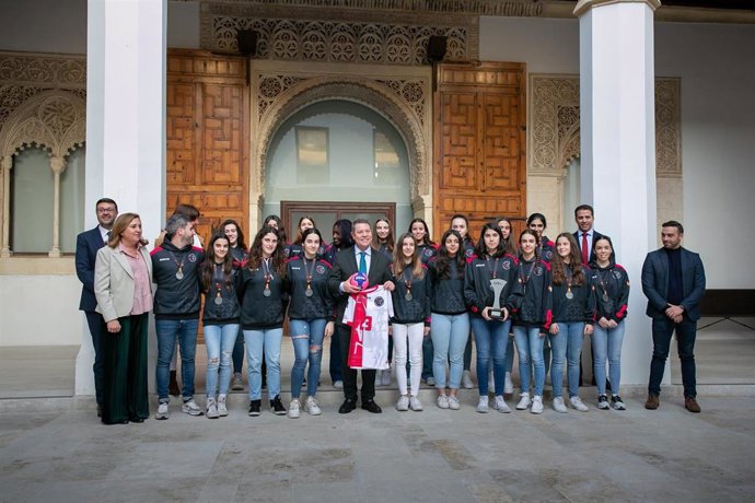 El presidente de C-LM, Emiliano García-Page, recibiendo a la selección femenina infantil de balonmano de la región tras proclamarse subcampeona de España