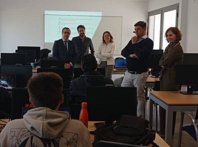 Patricia Navarro, delegada del Gobierno andaluz en Málaga, en su visita al IES Campanillas