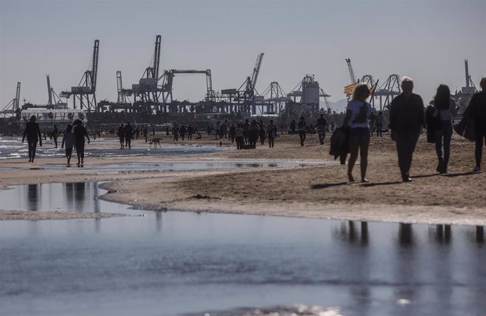 Varias personas disfrutan del buen tiempo en la playa, a 24 de diciembre de 2022, en Valencia