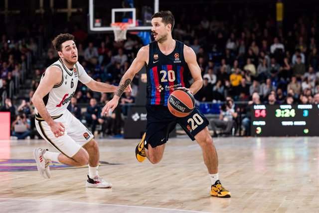 Nico Laprovittola of FC Barcelona in action during the Turkish Airlines EuroLeague match between FC Barcelona and Virtus Segafredo Bologna  at Palau Blaugrana on January 05, 2023 in Barcelona, Spain.