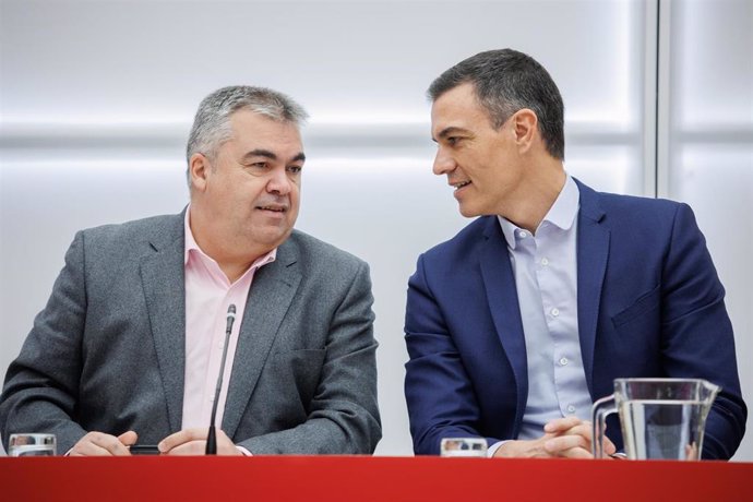 El secretario de Organización del Partido Socialista, Santos Cerdán (i) y el secretario general del PSOE y presidente del Gobierno, Pedro Sánchez (d), durante la reunión de la Ejecutiva Federal del Partido Socialista, en la sede, a 9 de enero de 2023.