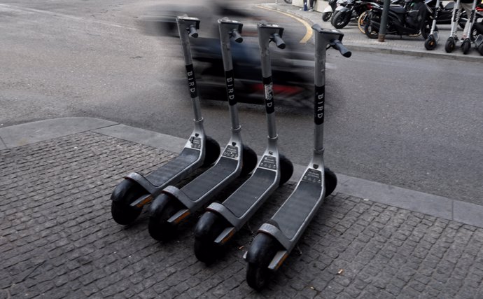 Varios patinetes eléctricos aparcados en la calle