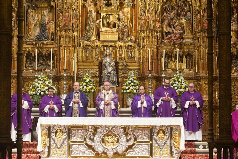 José Ángel Saiz Meneses y el Arzobisto emérito, Monseñor Juan José Asenjo Pelegrina, en la misa funeral por el Papa Emérito Benedicto XVI 
