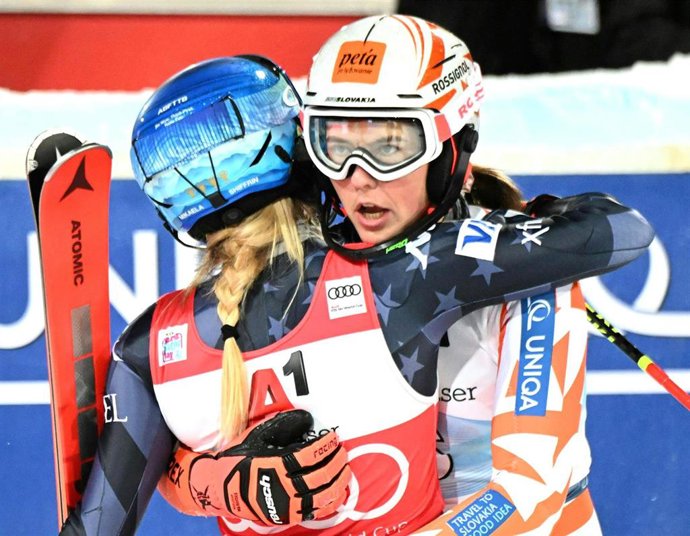 Petra Vlhova celebra su victoria en el eslalon de Flachau con Mikaela Shiffrin