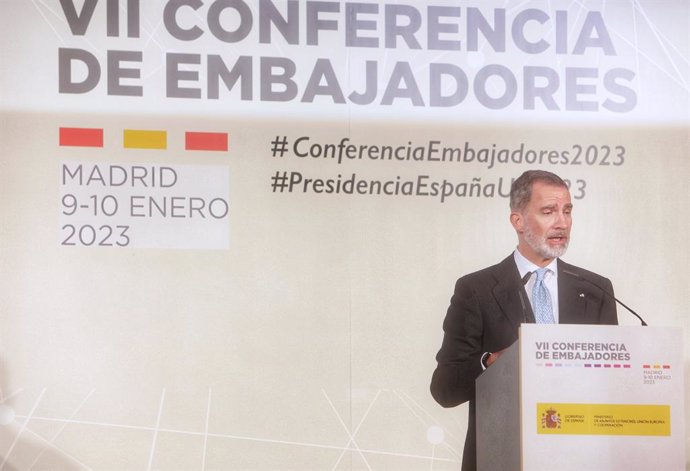 El Rey Felipe VI clausura la VII Conferencia de Embajadores, en el Ministerio de Asuntos Exteriores, a 10 de enero de 2023, en Madrid (España). La Conferencia de Embajadores, en la que participan unos 130 jefes de misión, se celebra con el objetivo de t