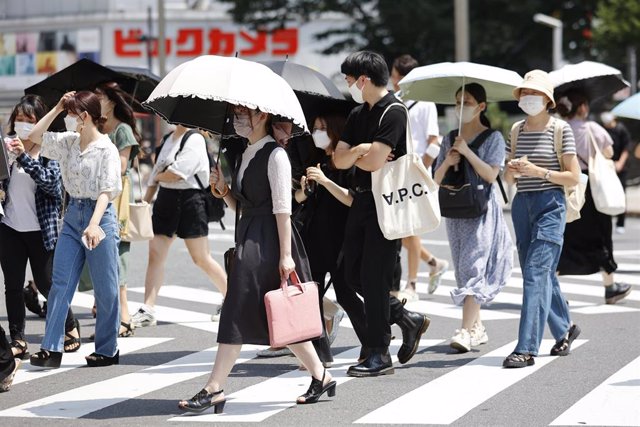 Archivo - Personas con mascarillas cruzan un paso de peatones en la zona de Shinjuku, Tokio, Japón