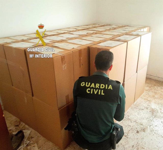 Tabaco de contrabando intervenido por la Guardia Civil en La Roda de Andalucía, en Sevilla.