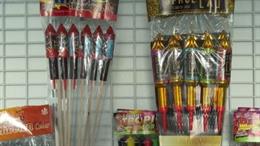 Imagen de archivo de material pirotécnico en una tienda.