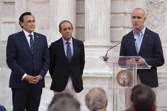 Archivo - El alcalde de Sevilla, Antonio Muñoz, en la antigua Fábrica de Tabacos, con el consejero de Universidad, José Carlos Gómez Villamandos, y el rector de la Universidad de Sevilla, Miguel Ángel Castro.