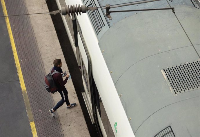 Un viajeros sube al vagón de un tren en la estación de Atocha.