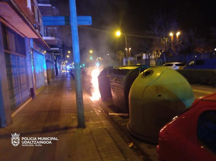 Contenedor ardiendo en el barrio de la Txantrea.