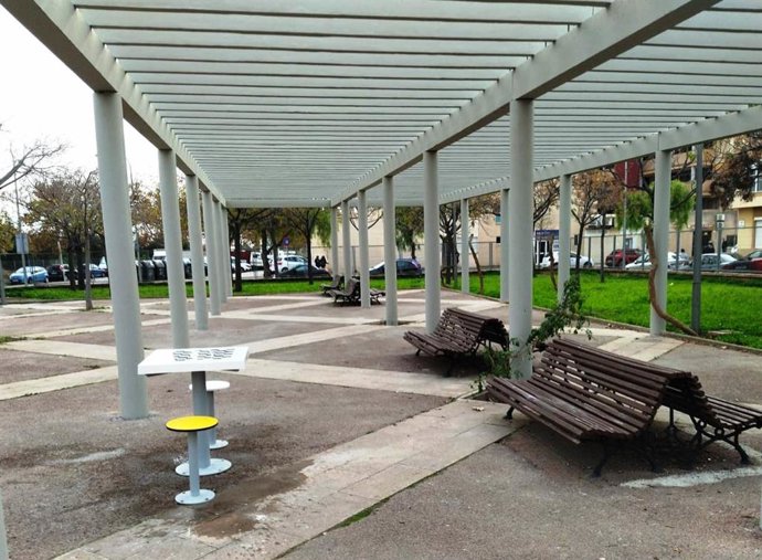 El Ayuntamiento de Palma instala una decena de mesas de ajedrez y multijuegos en parques y zonas verdes.