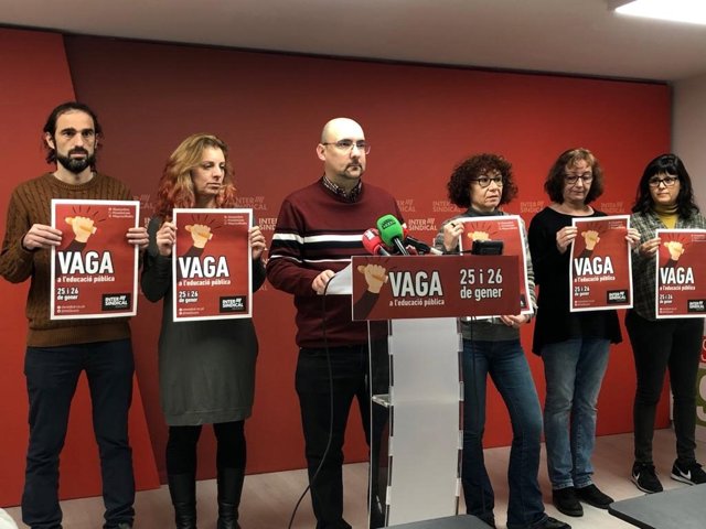 En el centro, el responsable de la Comisión de Lengua de La Intersindical Educació, Gerard Furest, en rueda de prensa para presentar las dos jornadas de huelga educativa el 25 y 26 de enero