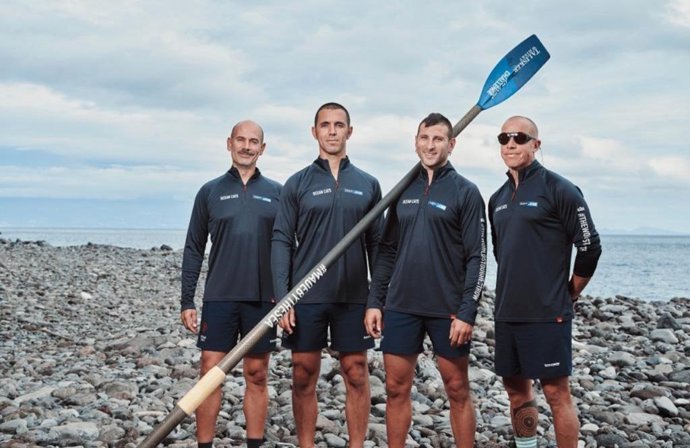 Técnico de la UPV con el equipo