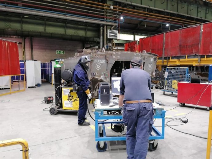 Archivo - Imagen de archivo de una fábrica de armas.