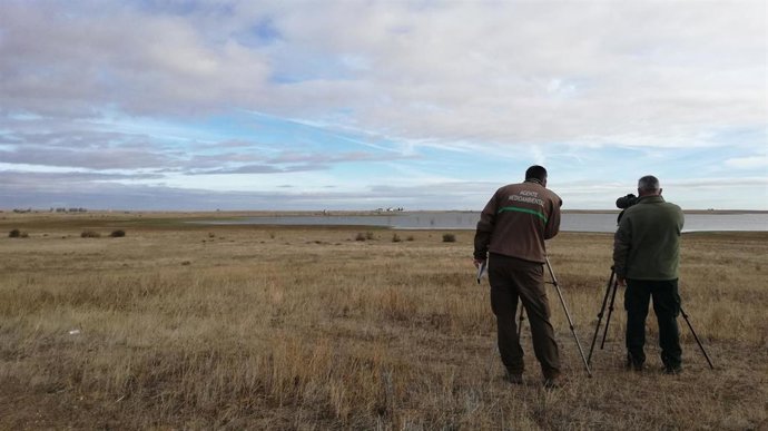 Agentes medioambiantales en una de las tareas de monitorización de las aves acuáticas invernantes