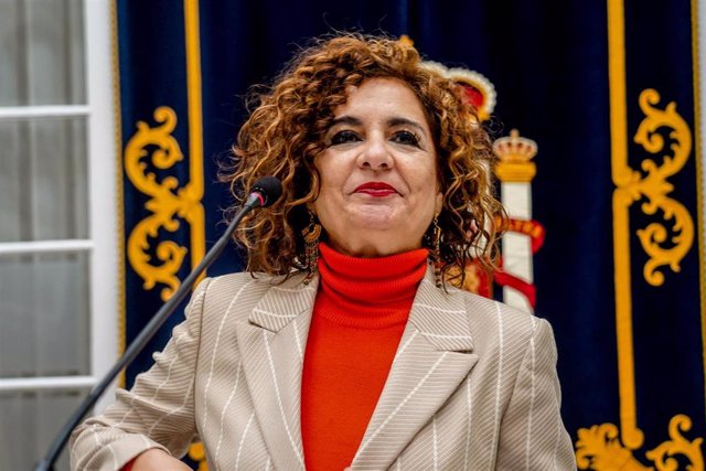 La ministra de Hacienda y Función Pública, María Jesús Montero, atiende a los medios de comunicación en la Delegación del Gobierno en Andalucía, en Sevilla (Andalucía, España).