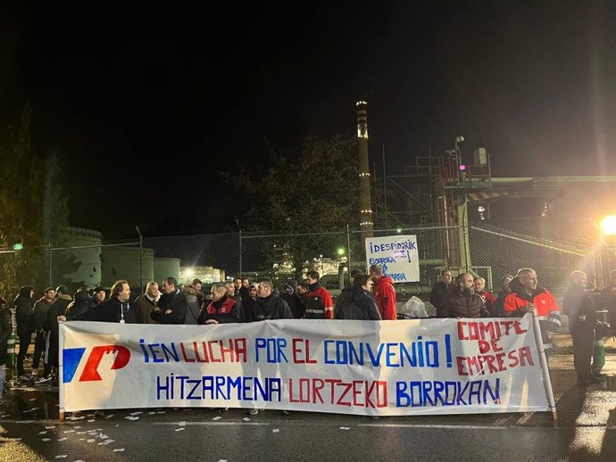 Concentración de plantilla de Petronor en Muskiz (Bizkaia)