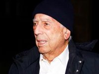 ¡Tensión y empujones! Vargas Llosa, nervioso ante las últimas informaciones sobre su ruptura con Isabel Preysler