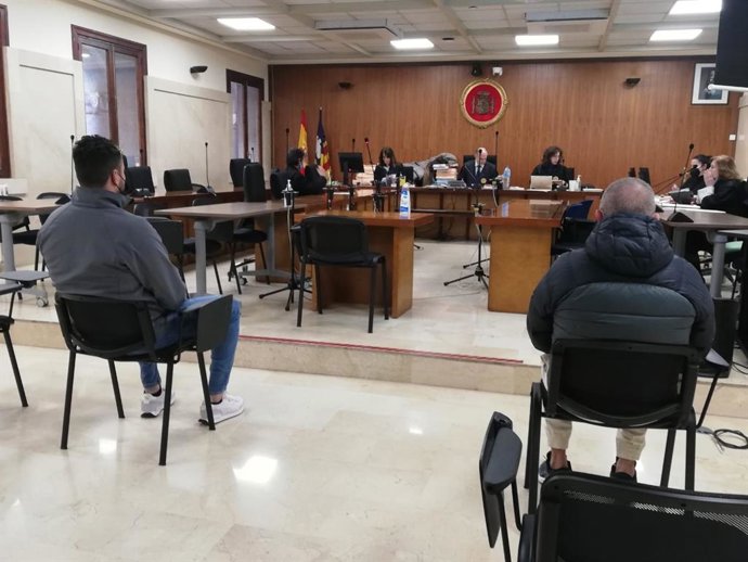 Los dos acusados por menudeo de droga desde un local de lavado de coches de Palma.