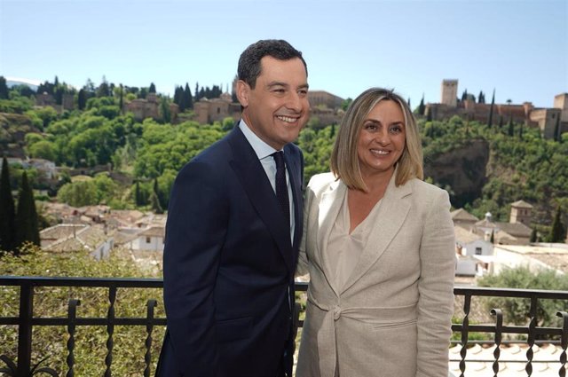 El presidente de la Junta de Andalucía y presidente del PP-A, Juanma Moreno, junto a la consejera de Fomento, Articulación del Territorio y Vivienda y candidata a la Alcaldía de Granada, Marifrán Carazo, en una fotografía de archivo.