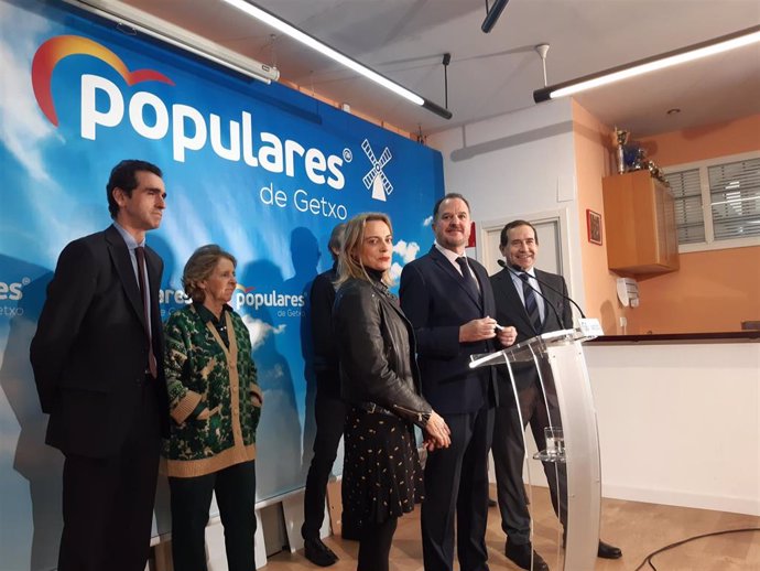 El presidente del PP vasco, Carlos Iturgaiz,en rueda de prensa en Getxo (Bizkaia)