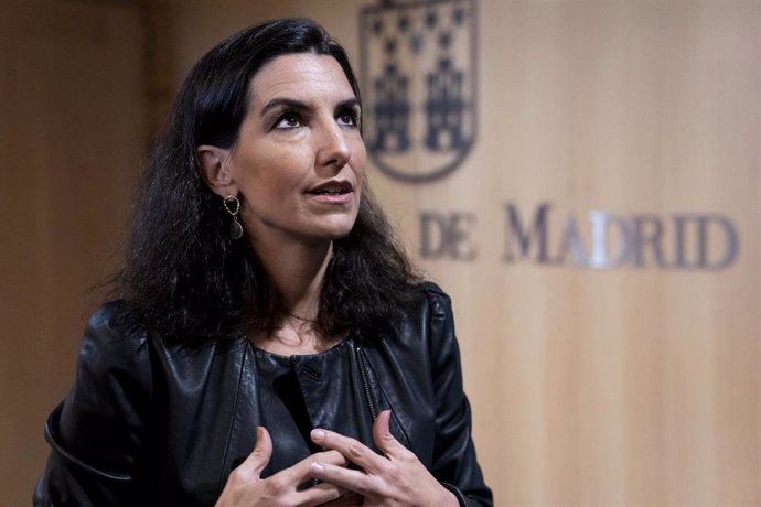 La portavoz de Vox en la Asamblea de Madrid, Rocío Monasterio, ofrece declaraciones a los medios de comunicación en la Asamblea de Madrid, a 16 de diciembre de 2022, en Madrid (España). Rocío Monasterio se ha mantenido "por ahora" en su postura de votar