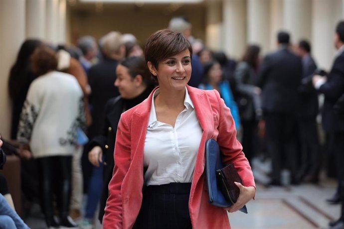 La ministra Portavoz, Isabel Rodríguez, a su llegada a una sesión de control al Gobierno en el Senado, a 21 de diciembre de 2022, en Madrid (España).  El presidente del Gobierno, Pedro Sánchez, y el líder del PP, Alberto Núñez Feijóo, celebran este miér