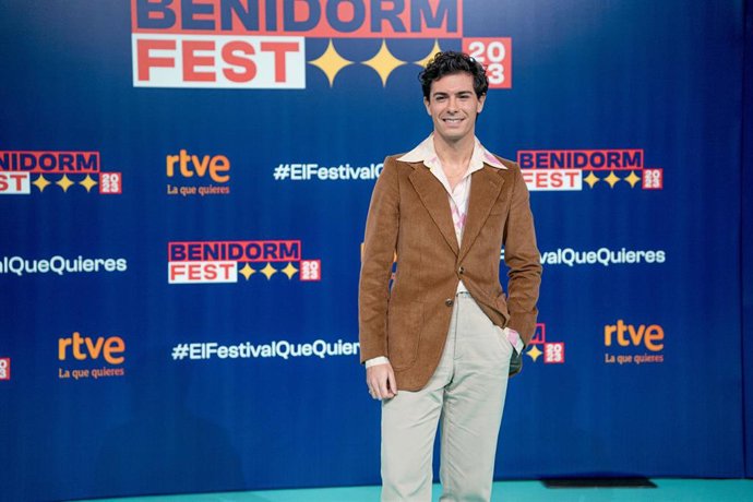El cantante Alfred García posa en el photocall de la presentación de las 18 canciones que competirán en el Benidorm Fest 2023