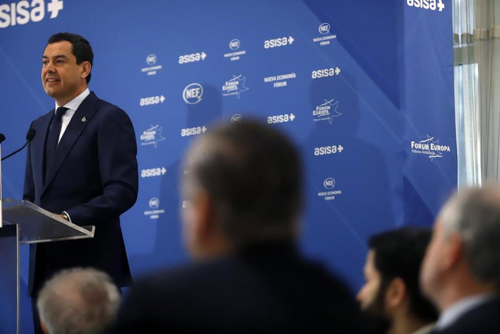 El presidente de la Junta, Juanma Moreno, durante su intervención en el acto en el Gran Hotel Miramar. A 11 de enero de 2023, en Málaga (Andalucía, España).El presidente de la Junta de Andalucía, Juanma Moreno ha acudido hoy miércoles, al desayuno infor