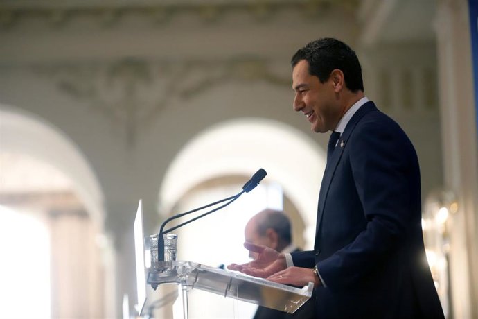 El presidente de la Junta, Juanma Moreno, durante su intervención en el acto en el Gran Hotel Miramar.