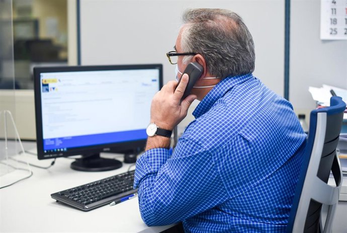 Archivo - Un empleado público durante su jornada laboral, en la oficina de la Agencia Estatal de la Administración Tributaria.