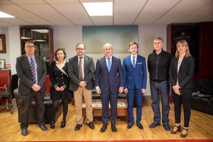 Responsables de Incibe y de la Uned tras la firma del convenio de colaboración entre ambas entidades.