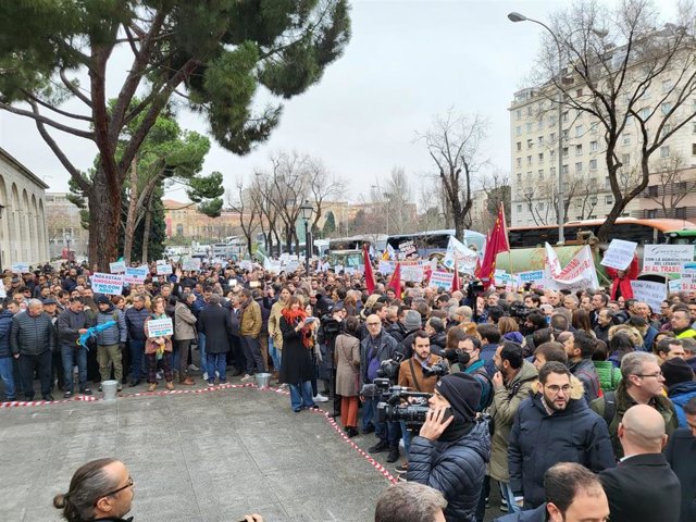 Regantes y políticos de Levante se manifiestan contra Ribera por el trasvase Tajo-Segura