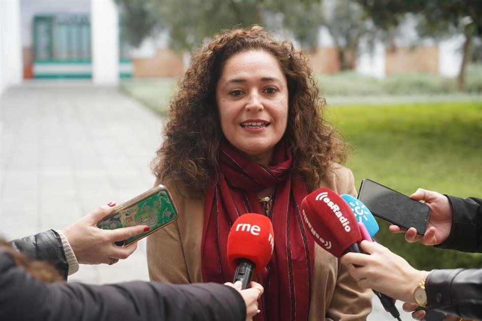 La portavoz del Grupo Parlamentario Por Andalucía, Inmaculada Nieto, atiende a los medios de comunicación en uno de los patios del Parlamento de Andalucía. A 11 de enero de 2023, en Sevilla (Andalucía, España). Los portavoces de los grupos parlamentario