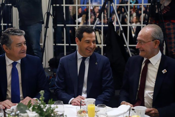 El presidente de la Junta, Juanma Moreno (c), junto al consejero de Presidencia, Antonio Sanz (i), y el alcalde de Málaga, Francisco de la Torre (d), en el desayuno informativo. A 11 de enero de 2023, en Málaga (Andalucía, España). El presidente de la J