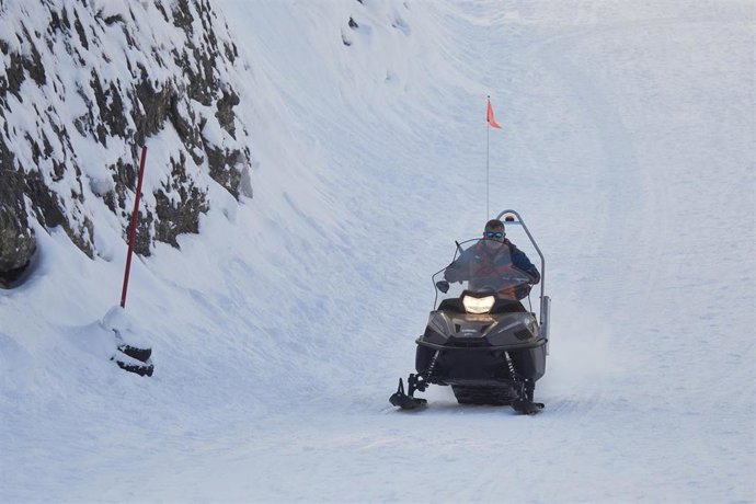 Archivo - Un hombre circula en moto de nieve en la estación de esquí Larra - Belagua, en el valle de Roncal, a 3 de diciembre de 2022, Navarra, (España). Este fin de semana se han abierto las pistas de esquí El Ferial y La Contienda, con un total de 13,