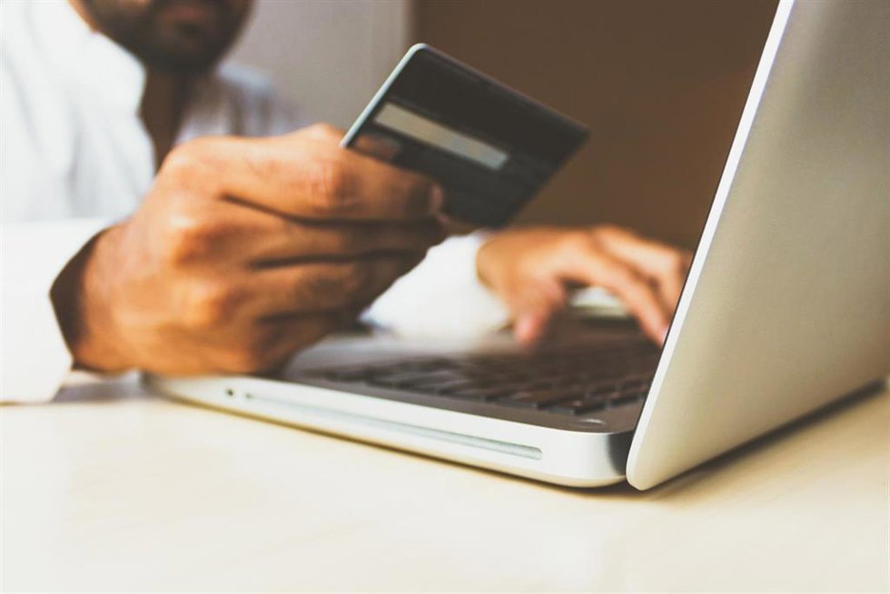 Archivo - Recurso de persona que compra en una tienda online desde su ordenador