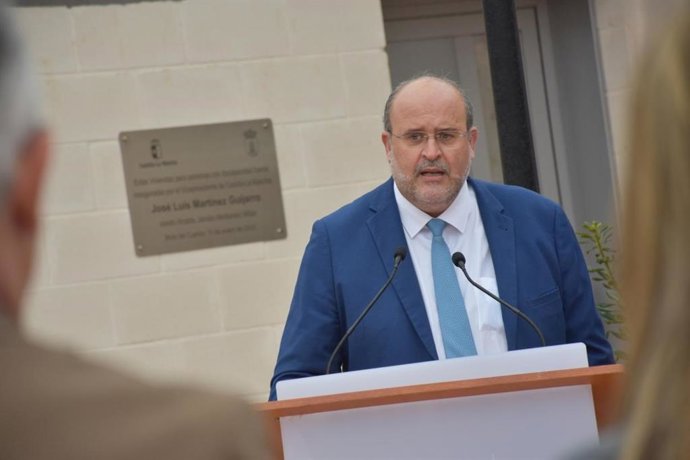 El vicepresidente regional, José Luis Martínez Guijarro, durante la inauguración de la vivienda con apoyos para personas con discapacidad intelectual de más de 50 años en Mota del Cuervo.