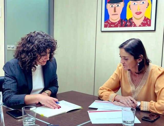 La candidata socialista al Ayuntamiento de Madrid, Reyes Matoro, con su jefa de campaña, la concejala Enma López