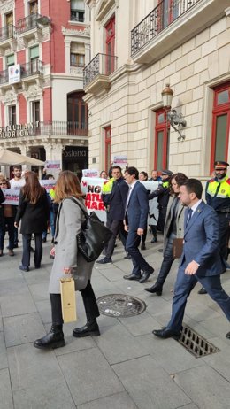 Miembros de la plataforma Aturem Hard Rock abuchean a Aragons en Reus (Tarragona)