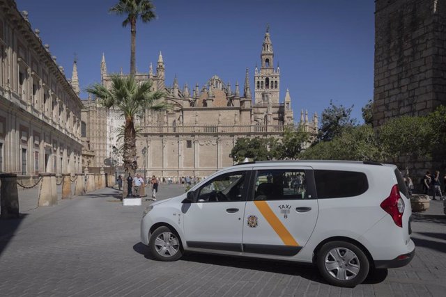 Archivo - Un taxi circulando por el centro histórico de Sevilla.